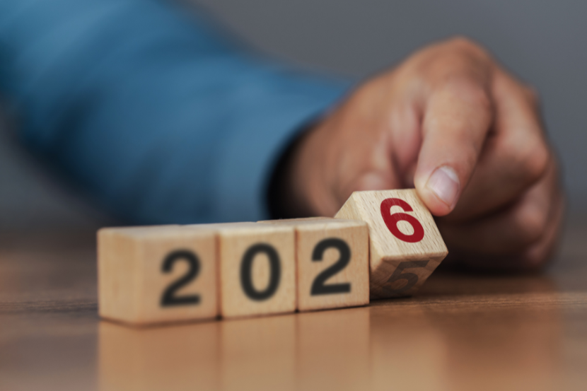 bloquinhos de madeira indicando o novo ano letivo 2026