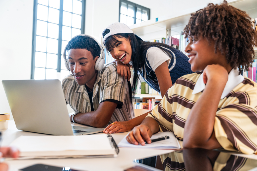 alunos do ensino médio estudando juntos na biblioteca