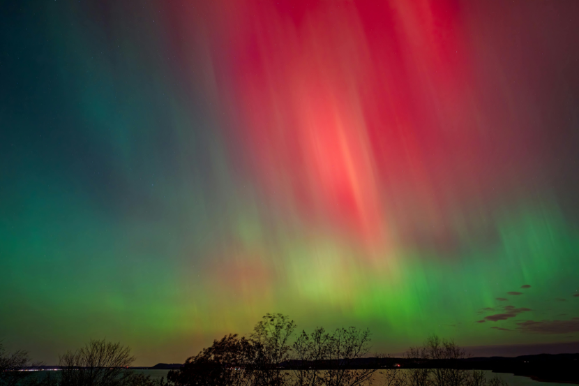 fenômeno da aurora boreal com luzes coloridas no céu