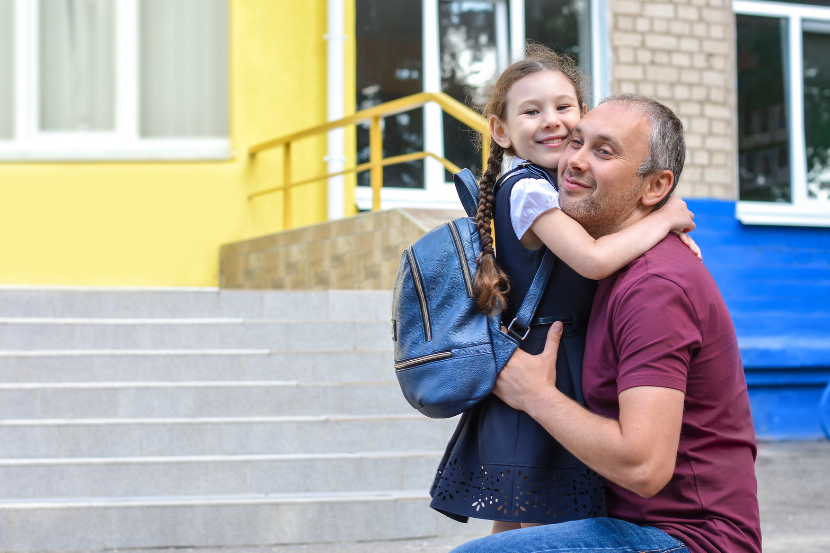 pai se despedindo da filha no primeiro dia de aula