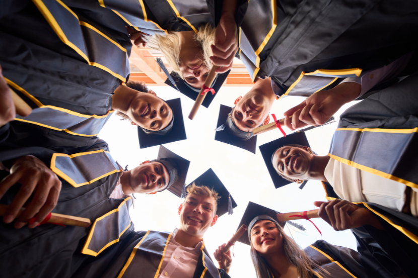 alunos em formatura celebrando a educação