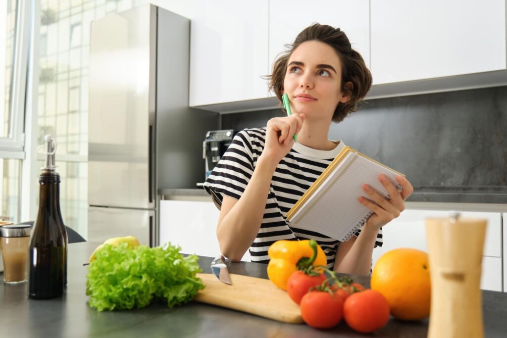 Jovem em dúvida sobre os cursos de Nutrição e Gastronomia; entenda as diferenças entre as formações.
