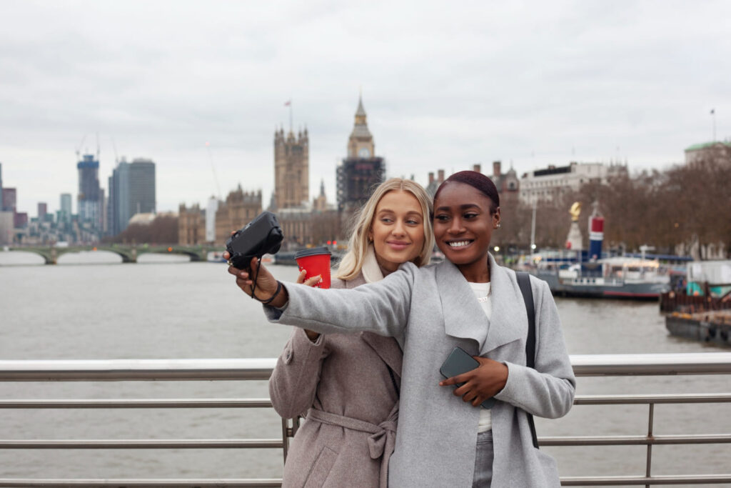 Amigas viajando juntas e usando o inglês para se comunicar durante viagem.