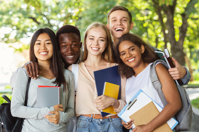 estudantes de diferentes nacionalidades juntos celebrando a educação
