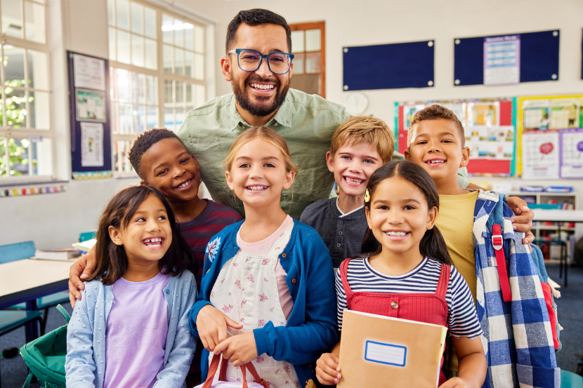 alunos com professor em sala de aula em novo ano letivo 2026