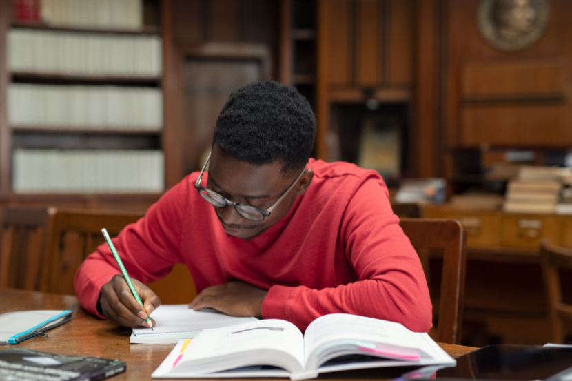 aluno do ensino médio estudando para vestibular