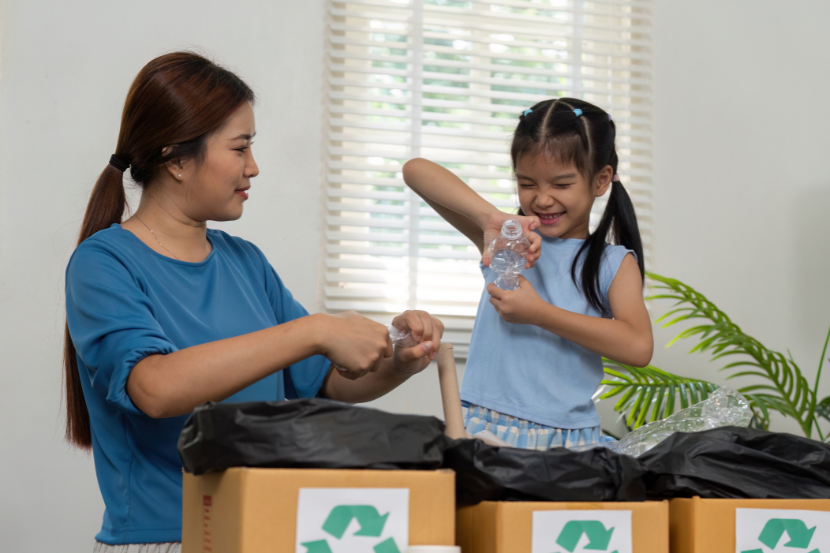 criança aprendendo sobre separação de lixos em casa
