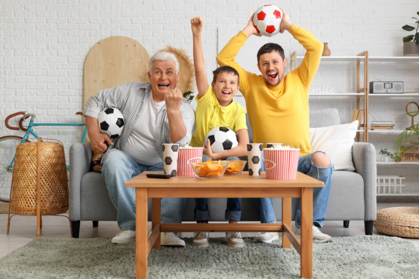 família comemorando assistindo jogo da copa do mundo