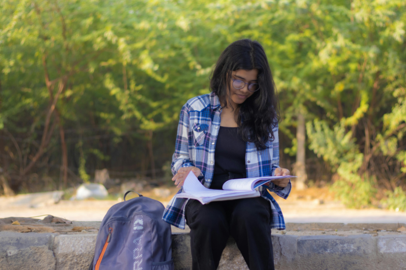 aluno do ensino médio revisando conteúdos 