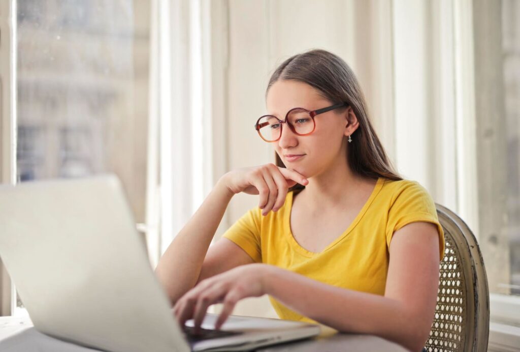Estudante em dúvida se é preciso fazer o vestibular da instituição para concorrer às bolsas do Prouni.