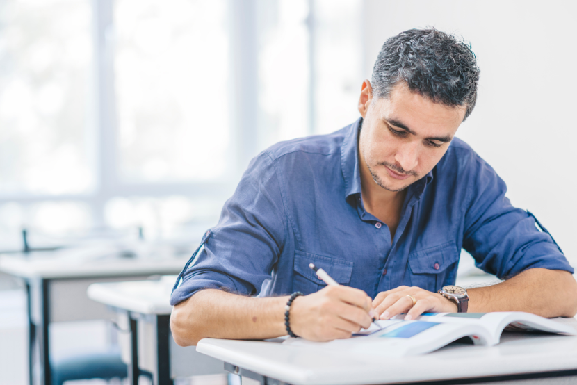 Aprender idioma adulto: mitos, verdades e dicas práticas