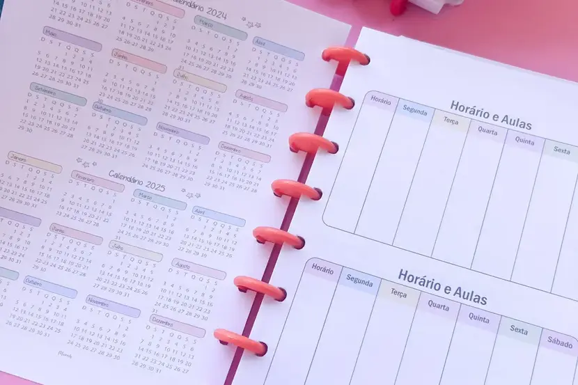 caderno de disco calendário e grade