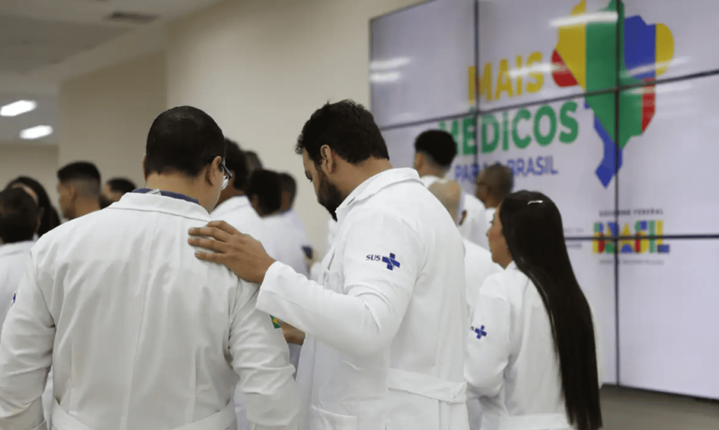 Estudantes do curso de Medicina; veja o que acontece com um curso mal avaliado no Enamed.