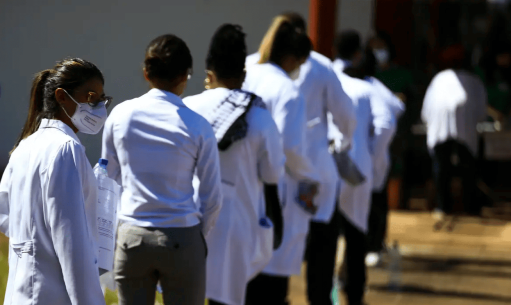 Fila de estudantes de Medicina. Vejas as notas de corte para Medicina no Prouni 2026.1.