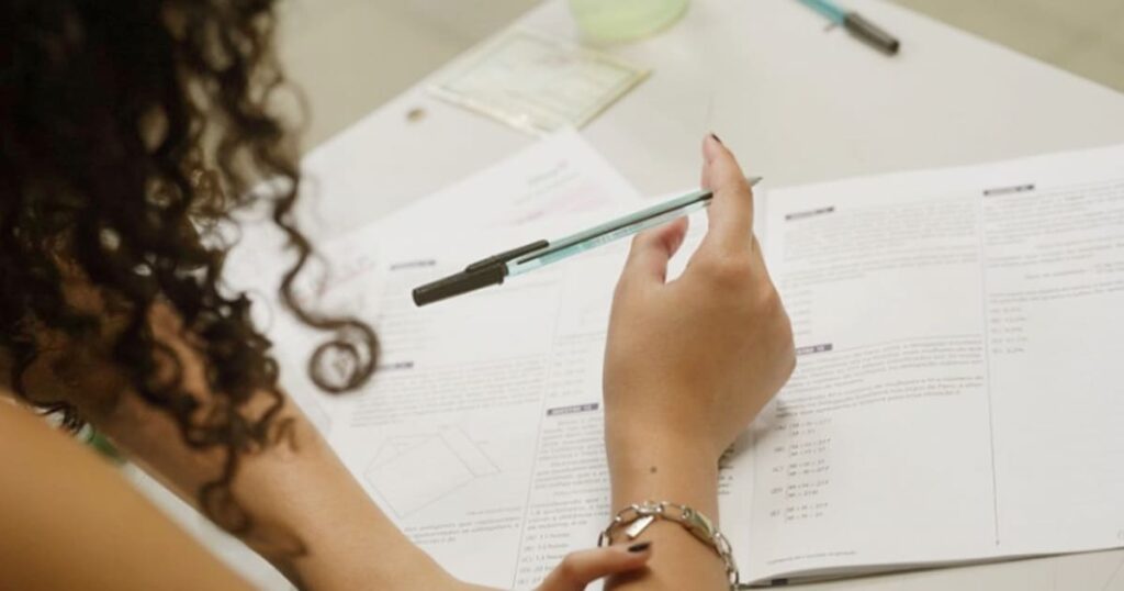 Jovem estudante fazendo o Provão Paulista; 2ª chamada do Provão Paulista em 2026 é divulgada; veja lista de aprovados