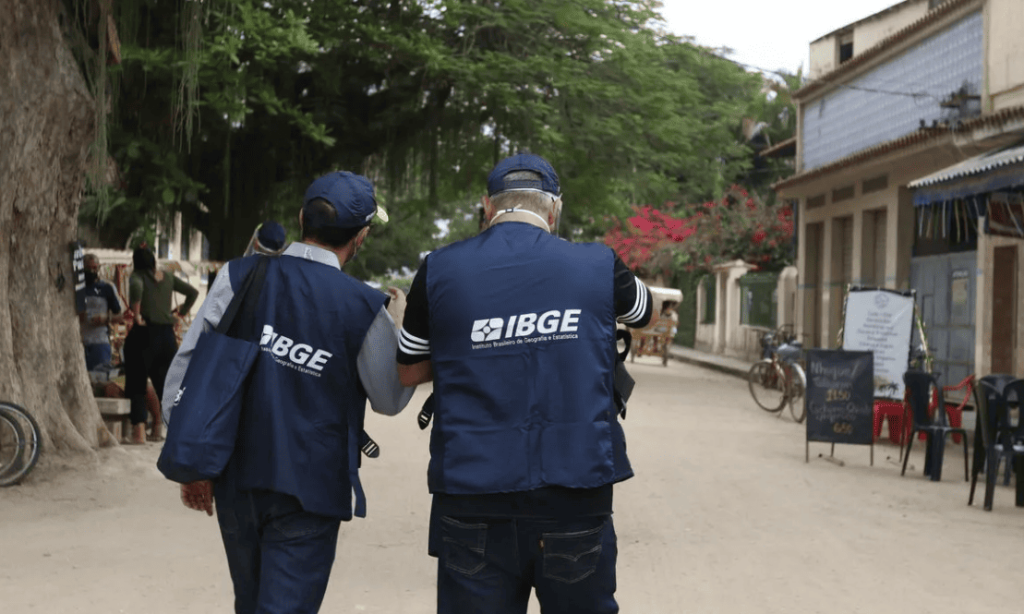 Servidores do IBGE trabalhando; Concurso do IBGE 2026 terá mais de 39 mil vagas; entenda
