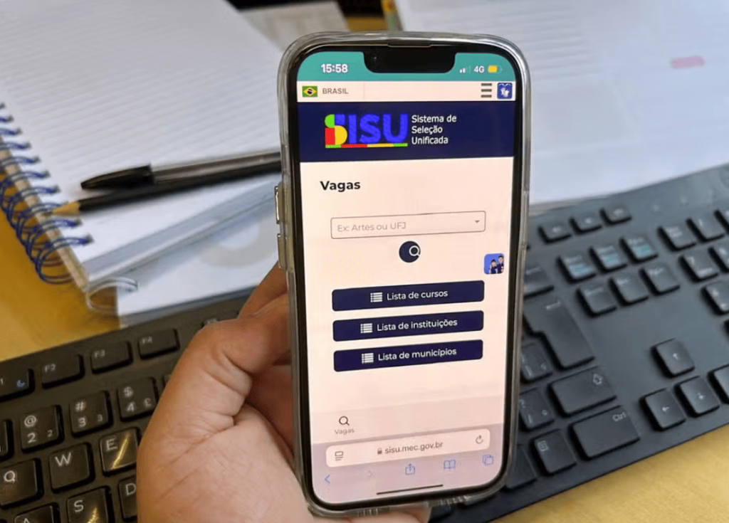 Candidato segurando celular com página do Sistema de Seleção Unificada (Sisu) aberta; Sisu 2026 tem regras diferentes para treineiros; entenda