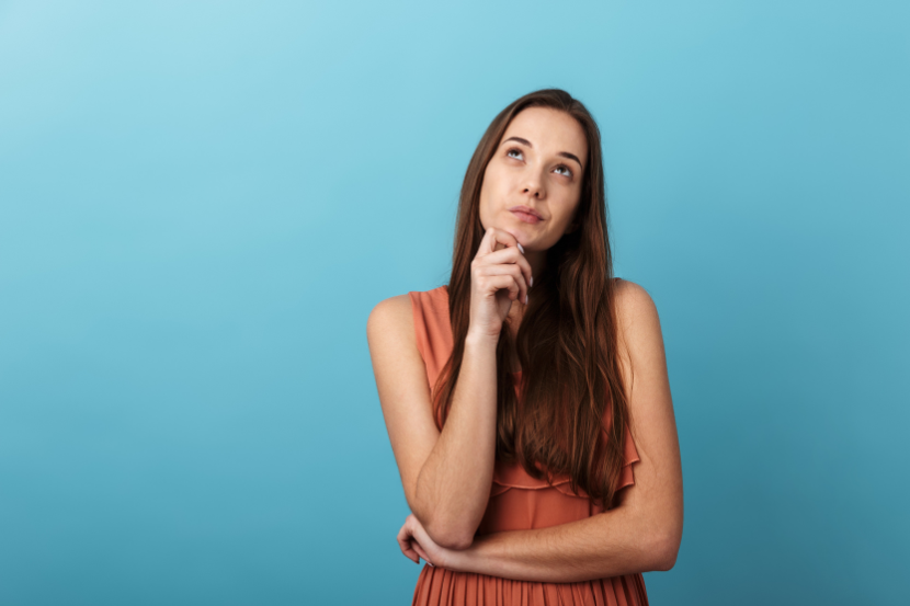 mãe com expressão de dúvida sobre se carnaval é feriado ou ponto facultativo
