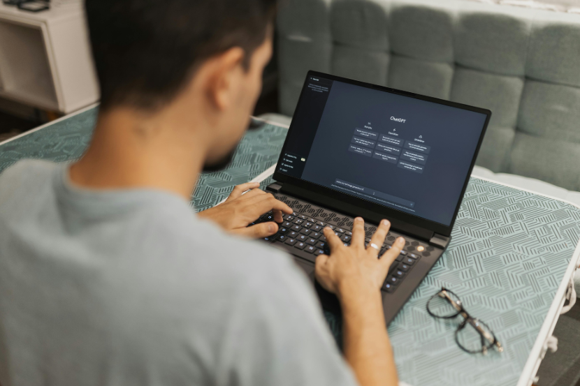 pessoa no computador testando criar caricatura chatgpt