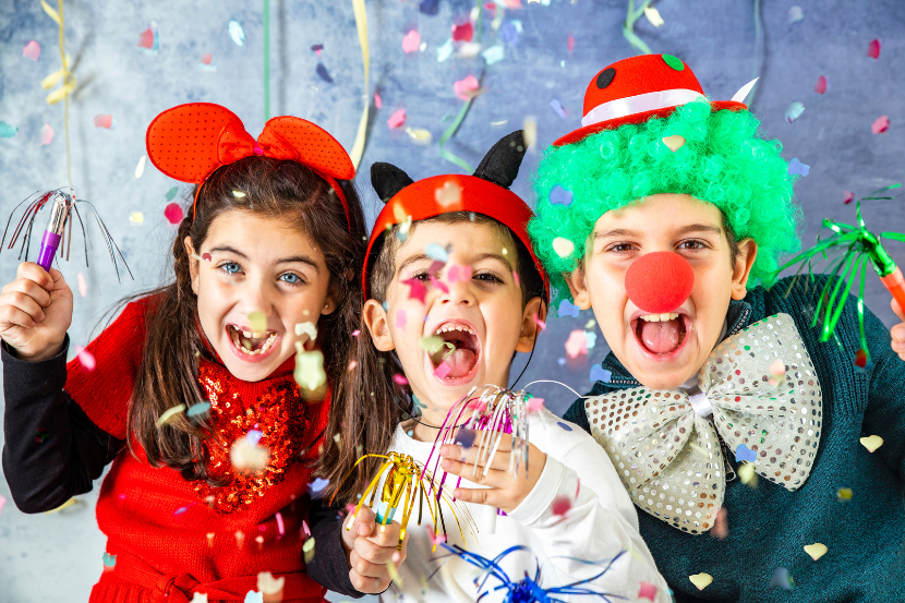 crianças aproveitando o feriado de carnaval