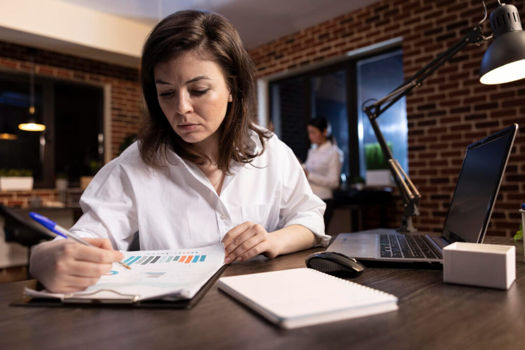 Profissional trabalhando em seu escritória na área de perícia contábil judicial