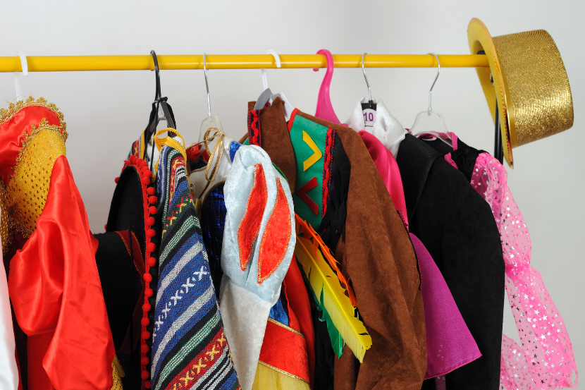 fantasias de carnaval em uma arara