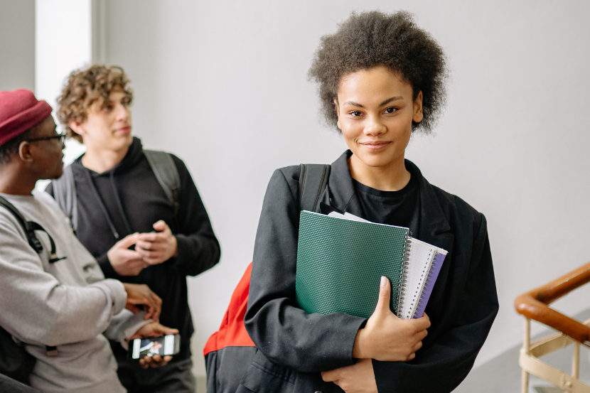 estudante com livros na mão representando as melhores escolas de Brasília