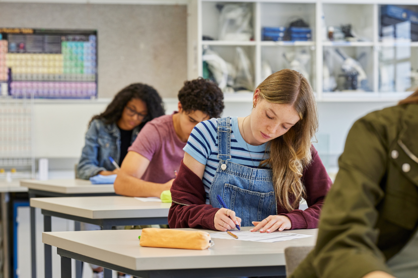 alunos fazendo prova representando melhores escolas particulares de Goiás