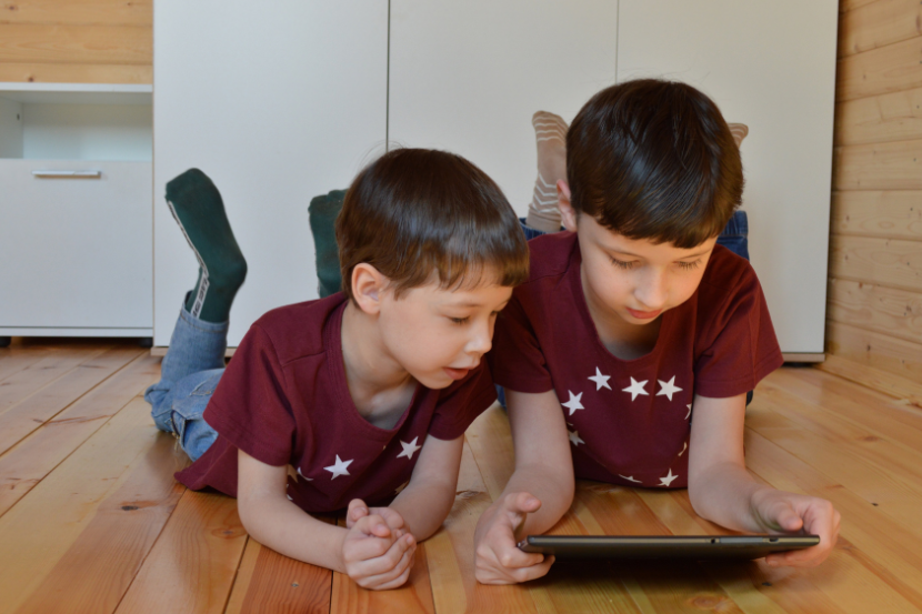 crianças no tablet sem supervisão parental indo contra ao ECA Digital