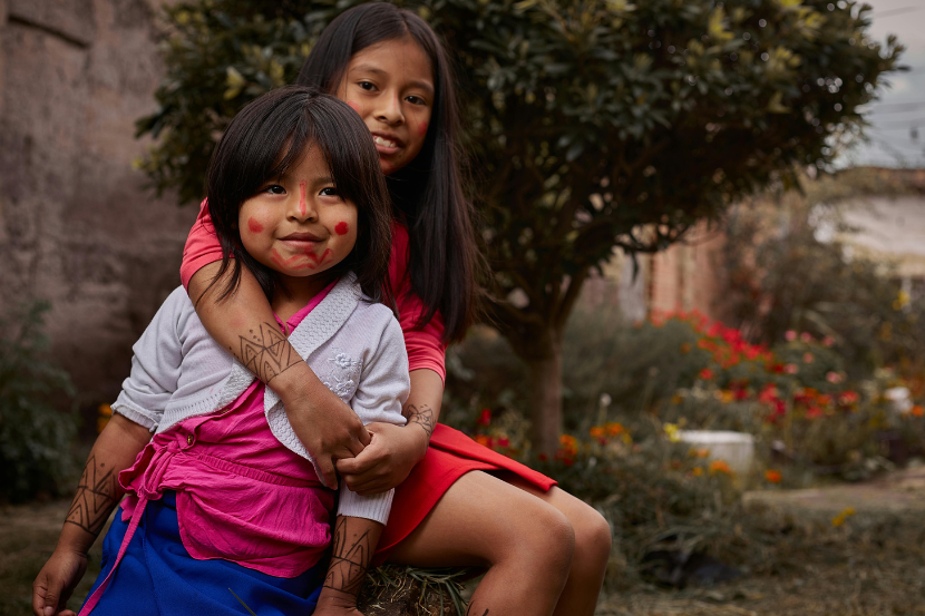 crianças indígenas abraçadas representando o Dia Internacional da Língua Materna