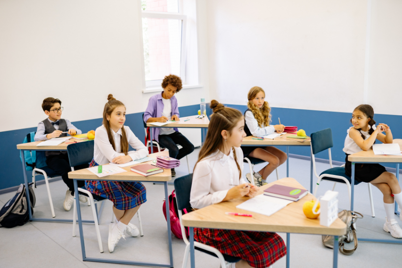alunos em sala de aula representando pesquisa do Censo escolar 2025

