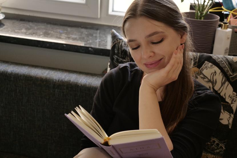 menina lendo livro ilustrando a leitura em queda pelo mundo