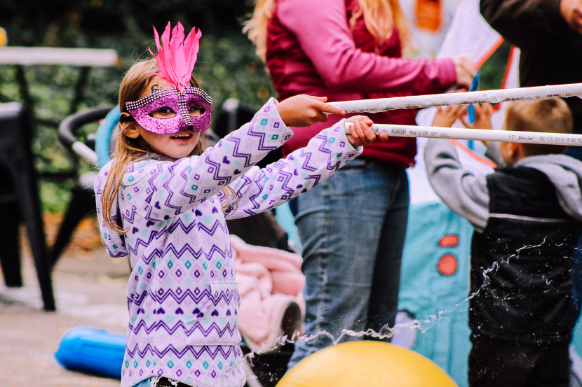 criança com máscara de carnaval no ritmo das marchinhas de carnaval infantil