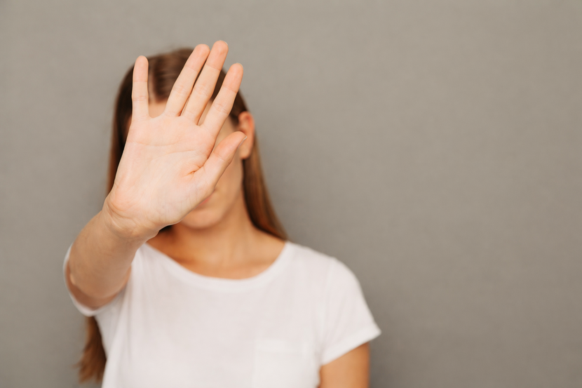 menina fazendo sinal negativo com as mãos sinalizando o Dia Nacional de Combate às Drogas e ao Alcoolismo
