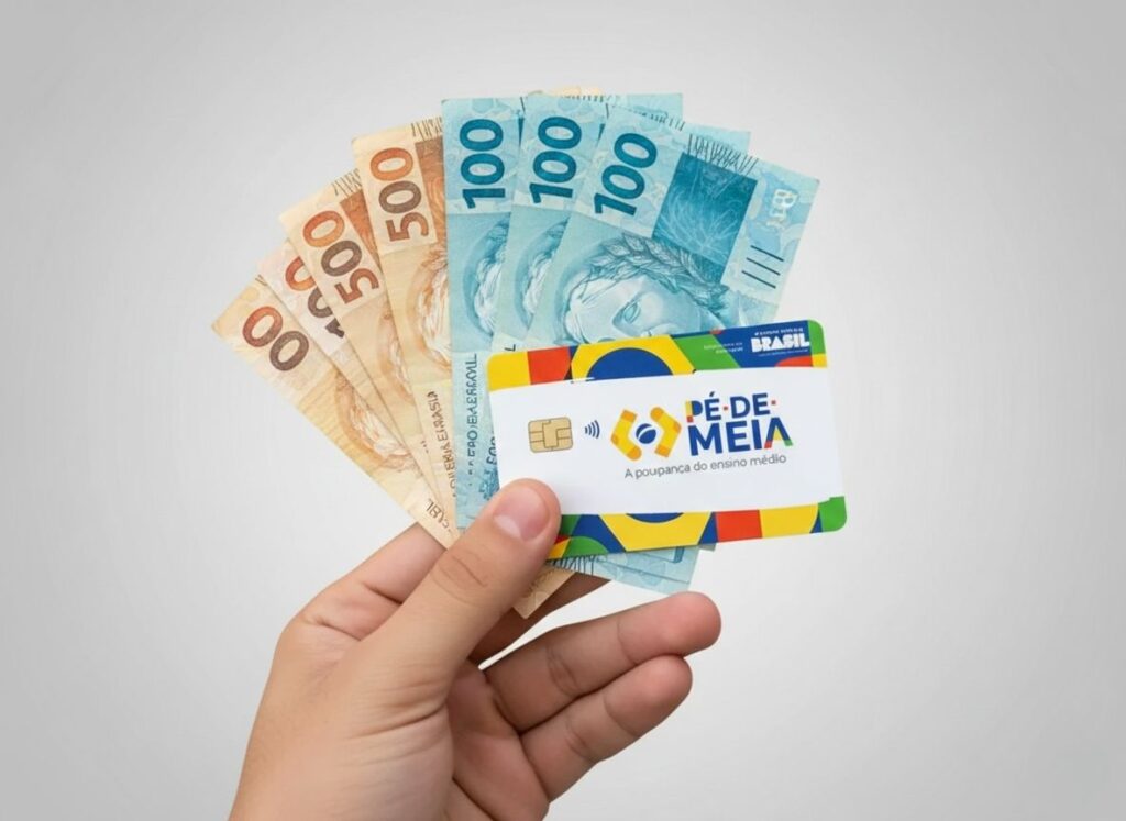 representação do pagamento pé de meia com cartão do benefício e notas de dinheiro
