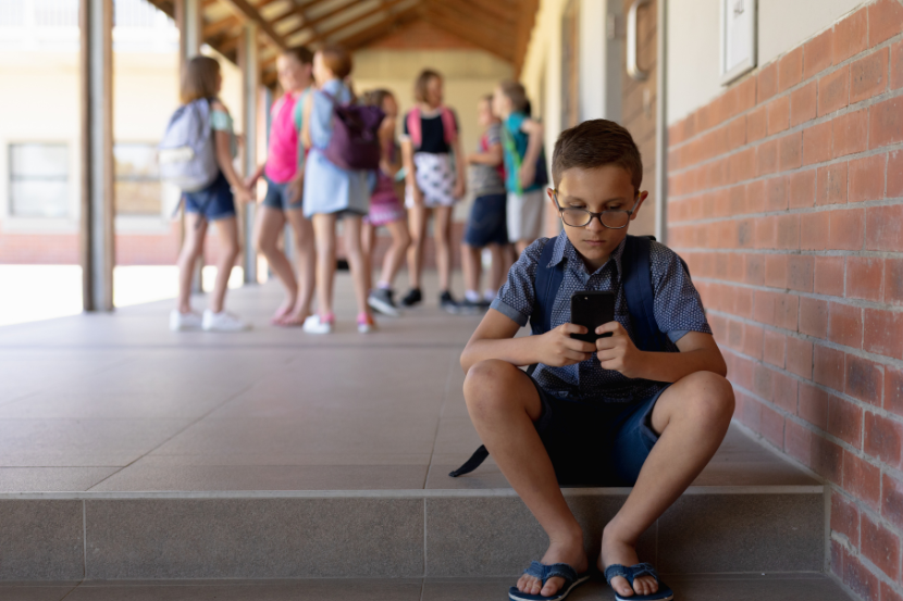 criança no celular isolada na escola representando tema do documentário anatomia do post