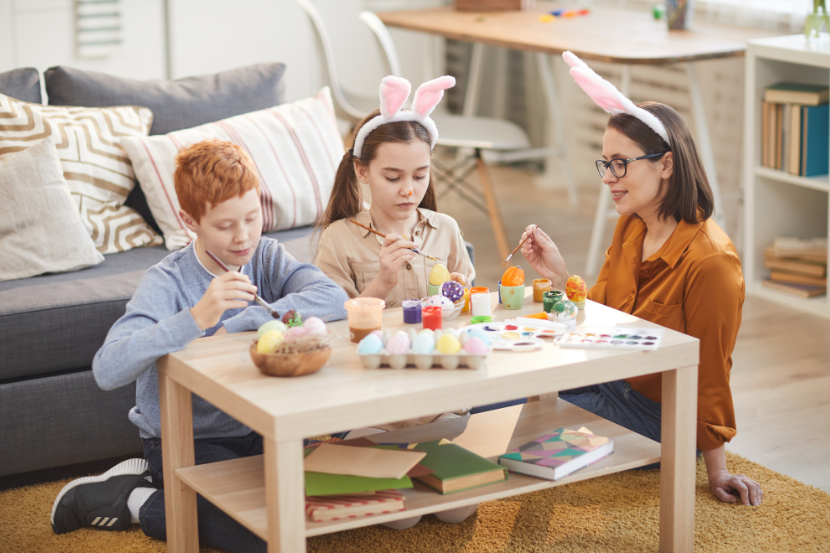 mãe e filhos printando ovos para a páscoa 2026