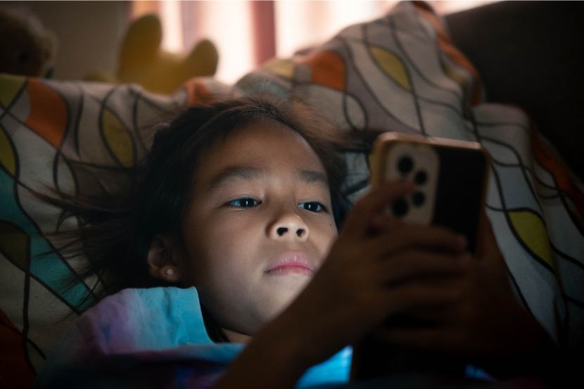 criança mexendo no celular representando o controle parental no whatsapp