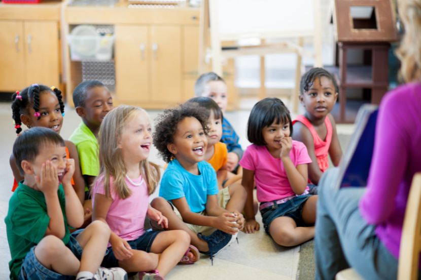 crianças na educação infantil ouvindo história da professora