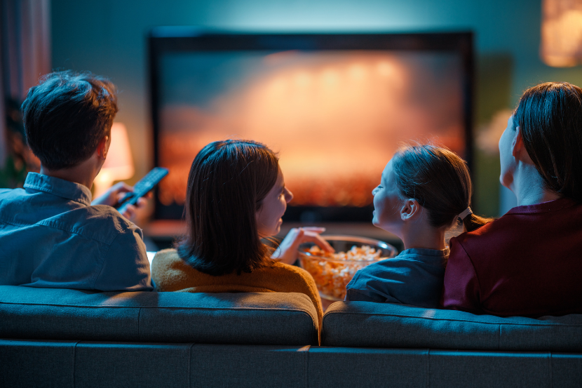 família assistindo as animações indicadas Oscar 2026