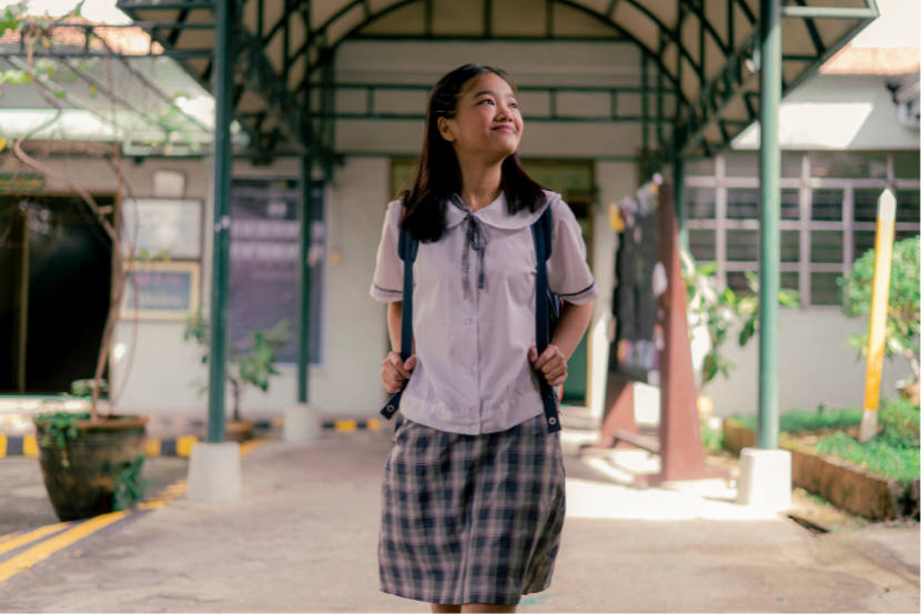 aluna chegando animada na escola pública ou particular