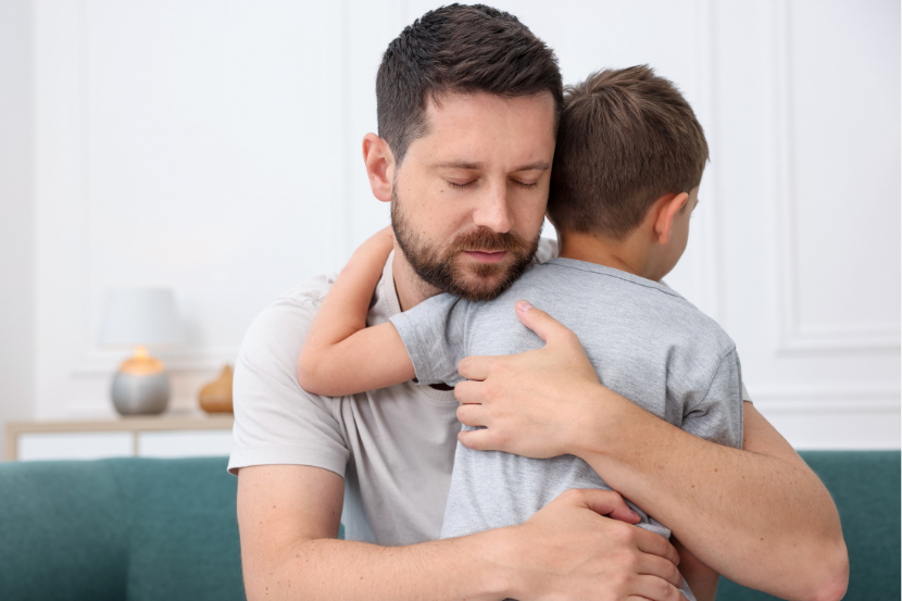 pai acolhendo filho com ansiedade escolar infantil