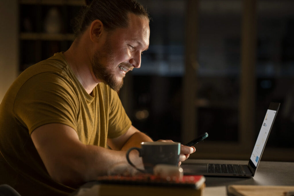 Homem estudando pela internet em curso a distância (EAD); Maioria no EAD tem entre 30 e 49 anos; veja cursos mais buscados