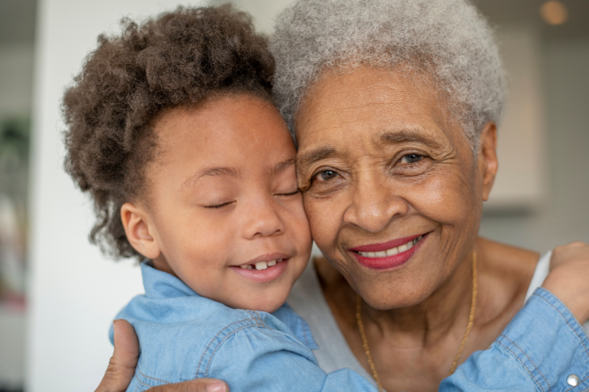neta abraçando avó no dia da mulher