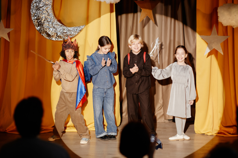crianças encenando peça no dia mundial do teatro