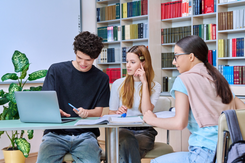 alunos do ensino médio estudando para medicina