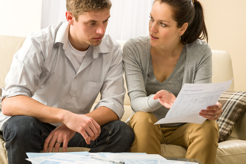 família discutindo gastos com educação na declaração do imposto de renda 2026