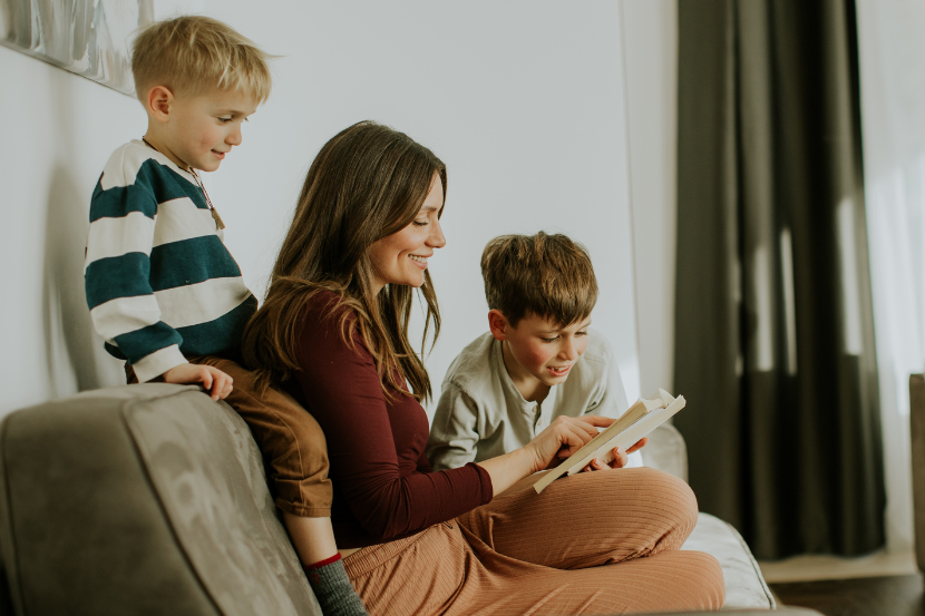 mãe ensinando sobre o dia da mulher para os filhos meninos