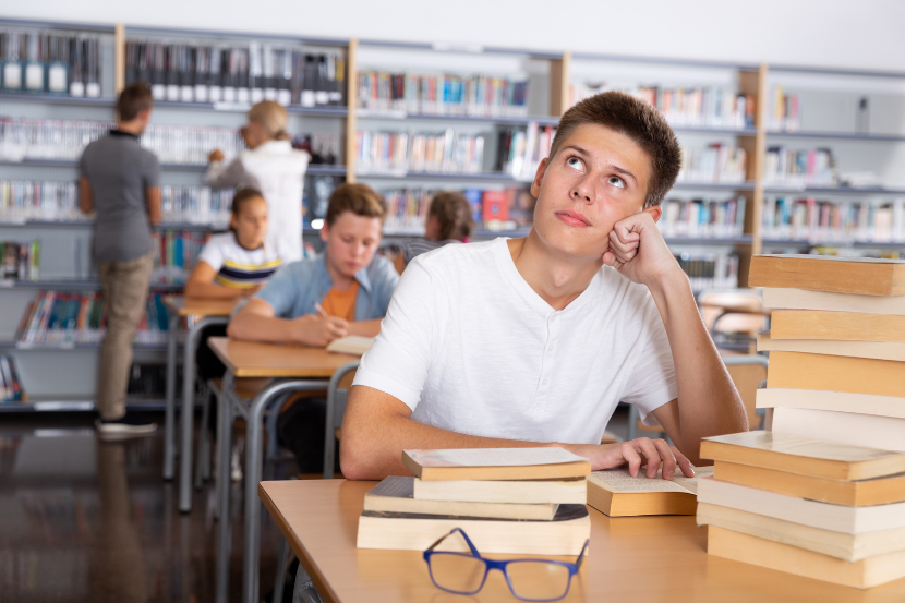 estudante em sala de aula refletindo sobre a importância da escola