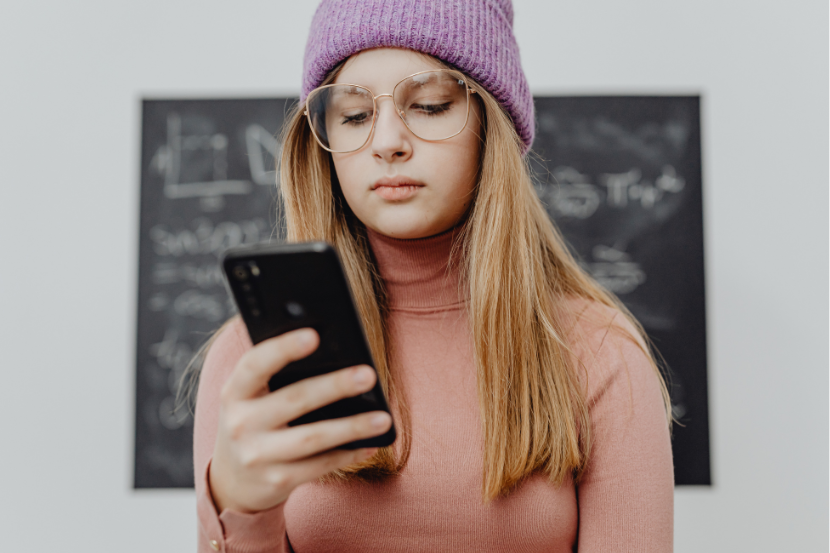 adolescente no celular com controle parental no whatsapp